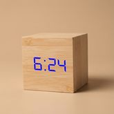 Drewniany Budzik LED | Minimalistyczny Zegar Stołowy | Sześcienna Forma