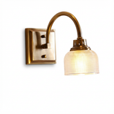 Lampa Ścienna Naro | Oświetlenie Vintage do Przedpokoju | Mosiądz i Tłoczone Szkło