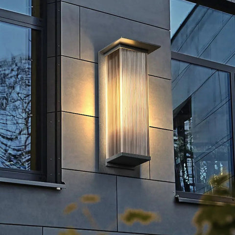 Lampa elewacyjna Arin | Nowoczesne oświetlenie zewnętrzne | Metal i akryl