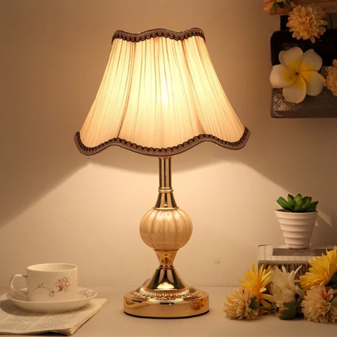 Aurelia | Lampka Stołowa Vintage | Złoty Stelaż i Kwiatowy Abażur