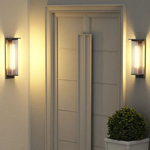 Lampa elewacyjna Arin | Nowoczesne oświetlenie zewnętrzne | Metal i akryl