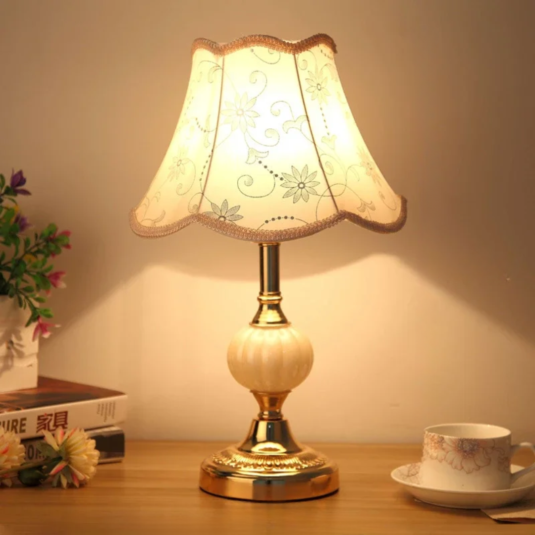 Aurelia | Lampka Stołowa Vintage | Złoty Stelaż i Kwiatowy Abażur