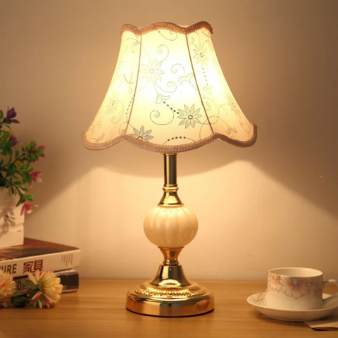 Aurelia | Lampka Stołowa Vintage | Złoty Stelaż i Kwiatowy Abażur