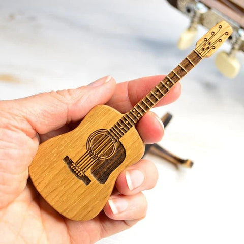 Pudełko na Kostki Gitara | Organizer Muzyczny | Ręcznie Grawerowane Drewno Dębowe
