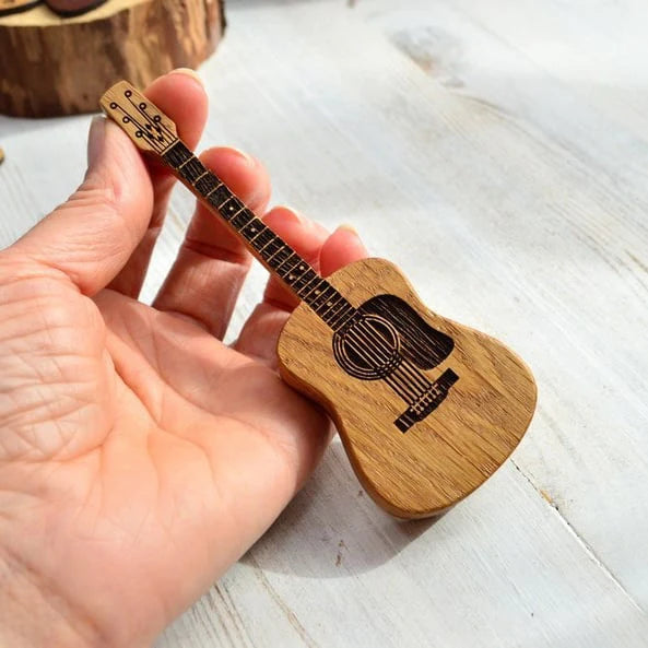 Pudełko na Kostki Gitara | Organizer Muzyczny | Ręcznie Grawerowane Drewno Dębowe