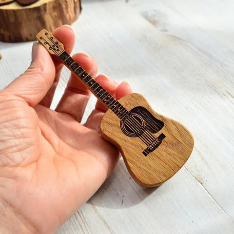 Pudełko na Kostki Gitara | Organizer Muzyczny | Ręcznie Grawerowane Drewno Dębowe