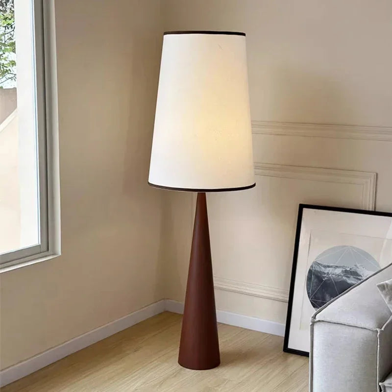 Lampa Ardea | Lampa podłogowa nowoczesna | Stożkowa podstawa drewniana z kloszem tekstylnym