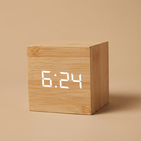 Drewniany Budzik LED | Minimalistyczny Zegar Stołowy | Sześcienna Forma