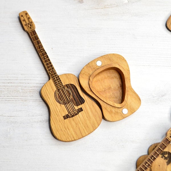 Pudełko na Kostki Gitara | Organizer Muzyczny | Ręcznie Grawerowane Drewno Dębowe