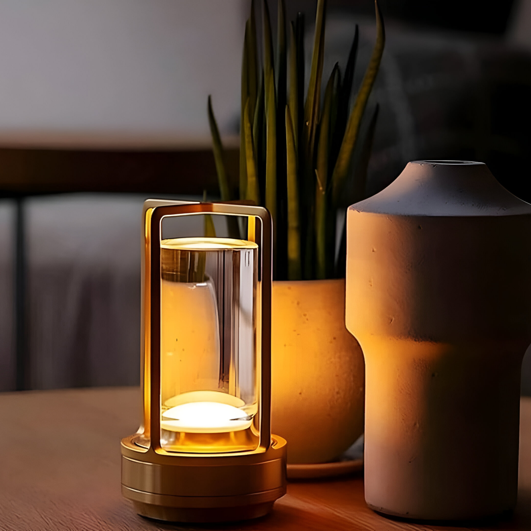 Lampa Aurea | Lampka stołowa LED | Elegancka forma latarni z metalowym wykończeniem